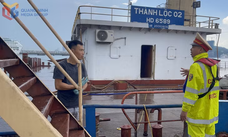 Đội Cảnh sát Đường thủy, Phòng CSGT (Công an tỉnh) hướng dẫn thuyền trưởng, thuyền viên các phương tiện từ các địa phương khác tới Quảng Ninh chưa thông thuộc tuyến luồng vị trí tránh bão.