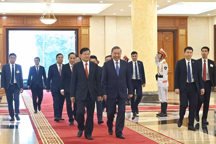 Tổng Bí thư Tô Lâm và Tổng Bí thư, Chủ tịch nước Lào Thongloun Sisoulith tại Trụ sở Trung ương Đảng. (Ảnh: ĐĂNG KHOA)