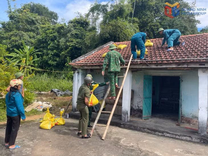 Bộ đội đảo Vĩnh Thực giúp người dân gia cố nhà cửa phòng chống bão số 9.