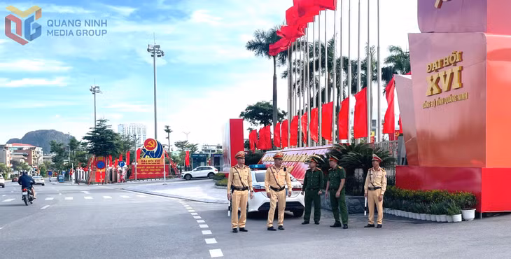 Phòng CSGT (Công an tỉnh) và Công an phường Hồng Gai triển khai lực lượng bảo đảm TTATGT khu vực cổng Trung tâm tổ chức Hội nghị tỉnh.