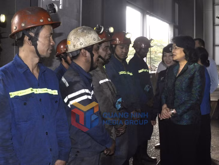 Phó Chủ tịch nước Đặng Thị Ngọc Thịnh xuống khu vực sản xuất để trò chuyện, thăm hỏi thợ mỏ (11-2018). Ảnh: Hồng Nhung