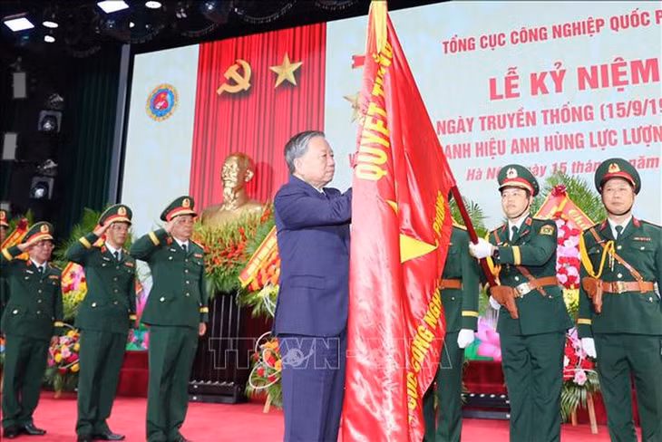 Tổng Bí thư gắn danh hiệu Anh hùng Lực lượng vũ trang nhân dân lên Quân kỳ Quyết thắng của Tổng cục Công nghiệp quốc phòng - Ảnh: TTXVN
