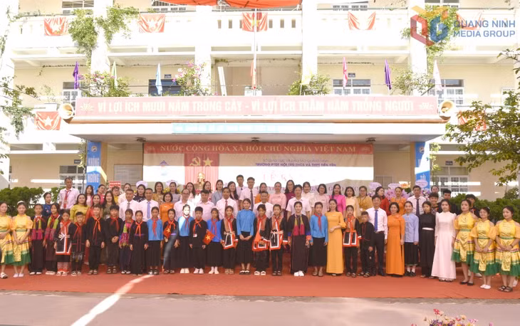 Đồng chí Vũ Văn Diện, Ủy viên Ban Thường vụ Tỉnh ủy, Phó Chủ tịch Thường trực UBND tỉnh, chụp ảnh lưu niệm cùng thầy, trò trường PTDT nội trú THCS và THPT Tiên Yên.