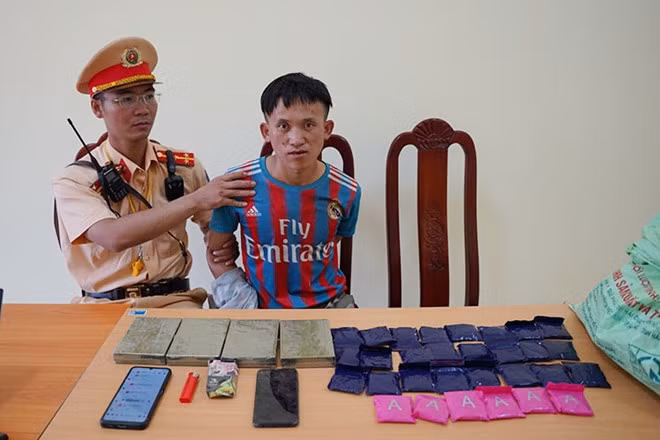 Đối tượng Sùng A Súa cùng tang vật. Ảnh: Công an tỉnh Điện Biên
