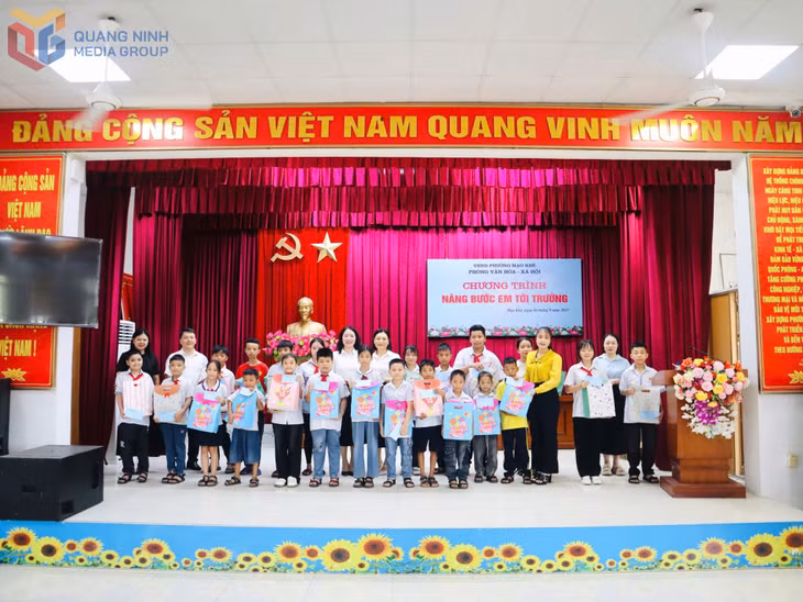 Phường Mạo Khê tổ chức chương trình Nâng bước em tới trường.