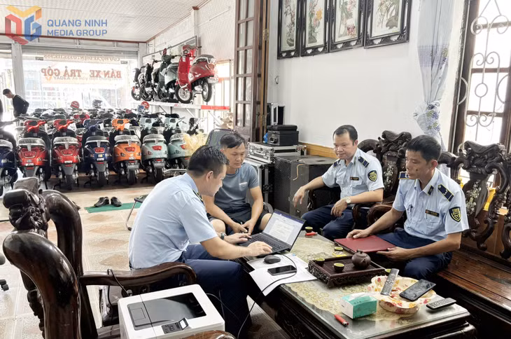 Biên bản vi phạm hành chính được lập trực tuyến tại địa điểm vi phạm.
