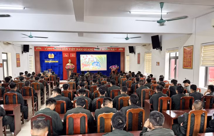 Rất đông cán bộ, chiến sĩ Công an và Cảnh sát cơ động tỉnh Quảng Ninh theo dõi Đại hội đại biểu Đảng bộ tỉnh lần thứ XVI.
