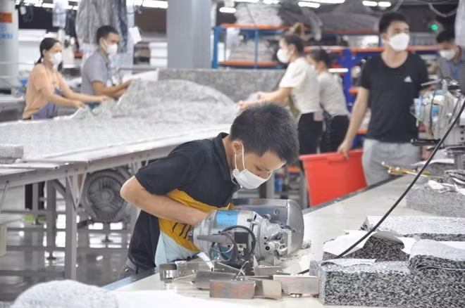 Mức lương tối thiểu tháng và mức lương tối thiểu giờ được đề xuất tăng từ ngày 1.1.2026. Ảnh: Bảo Hân