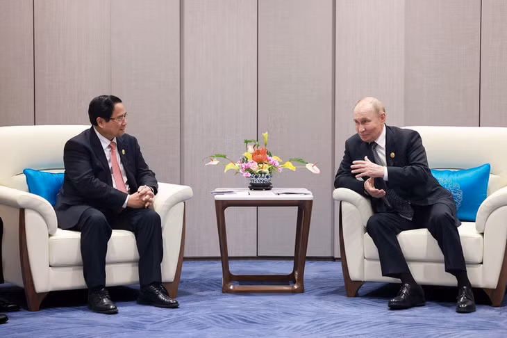 Thủ tướng Phạm Minh Chính gặp Tổng thống Nga Vladimir Putin. (Ảnh: TTXVN)