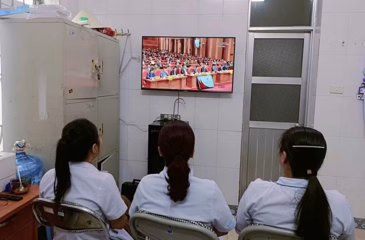 Cán bộ trạm y tế phường Cửa Ông tranh thủ thời gian theo dõi diễn biến đại hội.