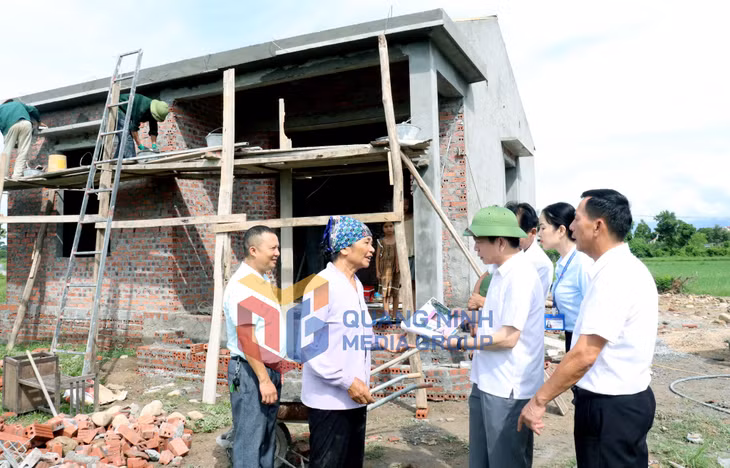 Đồng chí Nguyễn Kim Anh, Bí thư Huyện ủy Hải Hà, kiểm tra tiến độ xây nhà ở cho hộ bà Trần Thị Dũng (thôn 2, xã Quảng Minh) (8-2023). Ảnh: Thu Chung