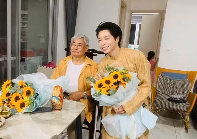 Ca sĩ Đức Phúc thăm và tặng hoa cho nhà thơ Nguyễn Duy tại nhà riêng. Ảnh: Nhà thơ Nguyễn Duy cung cấp