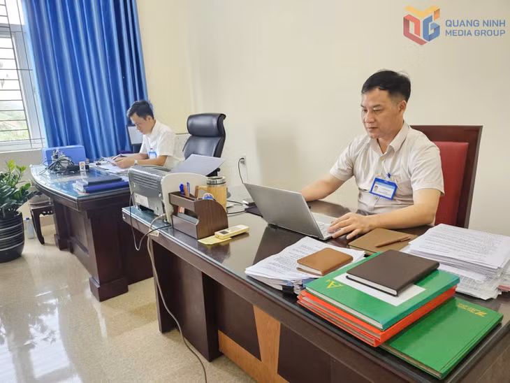 Cán bộ Ủy ban Kiểm tra xã Hải Hòa khẩn trương triển khai các nhiệm vụ ngay sau khi vận hành mô hình chính quyền địa phương hai cấp.