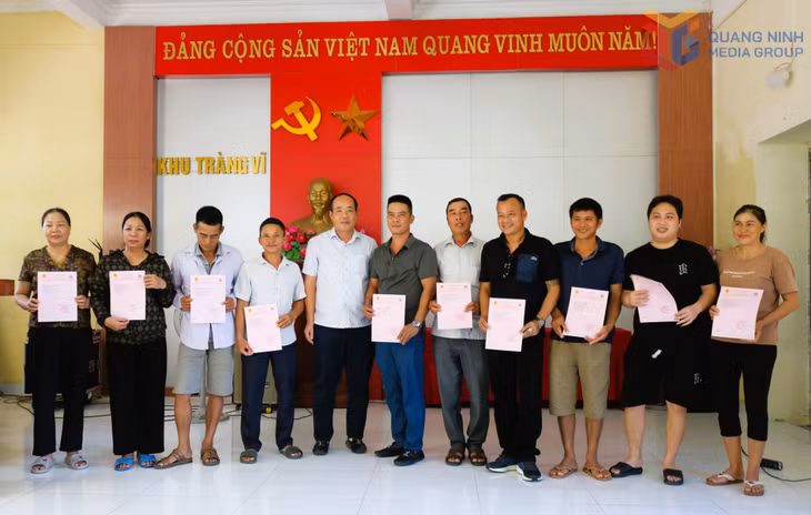 Trao giấy chứng nhận quyền sử dụng đất mặt nước nuôi trồng thủy sản (đợt 1) cho các hộ dân trên địa bàn phường Móng Cái 1.