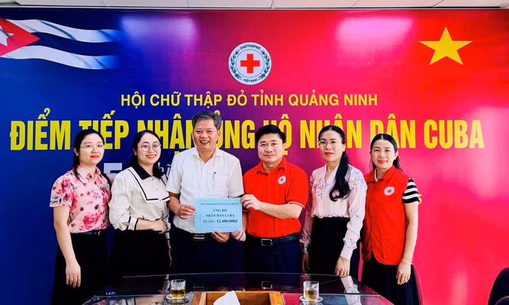 Văn phòng Ban trao số tiền ủng hộ đến Hội Chữ thập đỏ tỉnh.