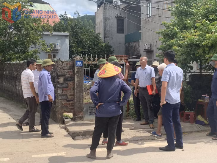 Người dân trên địa bàn bức xúc vì mất ATGT nên chặn xe, phản ánh với đơn vị vận chuyển đất. Ảnh chụp ngày 18/9/2025.