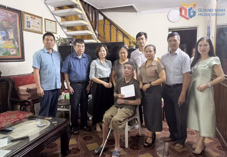 Hội Doanh nhân trẻ phối hợp với Hội Nạn nhân chất độc da cam/dioxin tỉnh trao tặng quà cho nạn nhân chất độc da cam tại phường Uông Bí (tháng 6/2025).