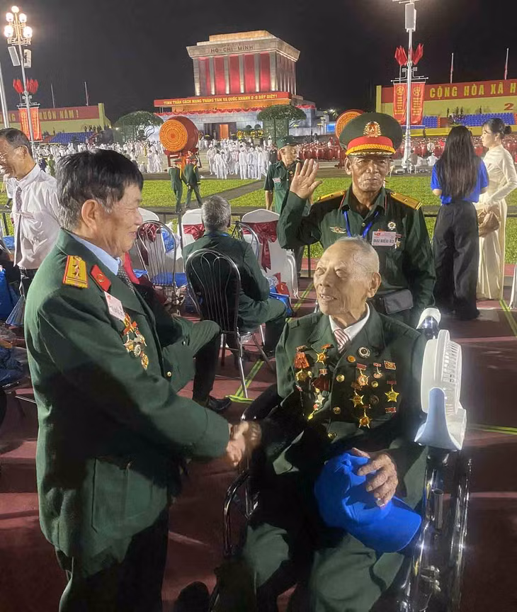 Ông Lê Bình gặp gỡ các cựu chiến binh trước giờ diễn ra Lễ diễu binh, diễu hành trên Quảng trường Ba Đình sáng 2.9.2025. Ảnh: Lê Thường