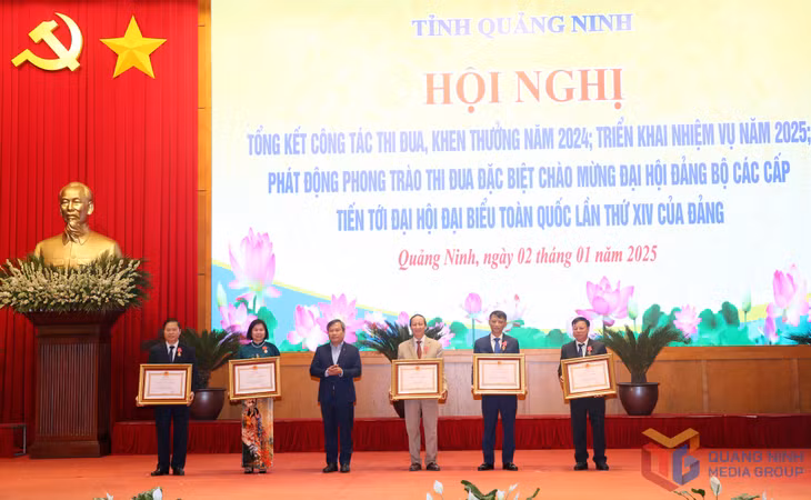 Thừa ủy quyền của Chủ tịch nước, đồng chí Vũ Đại Thắng, Ủy viên Trung ương Đảng, Bí thư Tỉnh ủy, trao Huân chương Lao động hạng Nhì, hạng Ba của Chủ tịch nước cho 5 cá nhân có thành tích xuất sắc trong quá trình công tác, góp phần vào sự nghiệp xây dựng Chủ nghĩa xã hội và bảo vệ Tổ quốc.