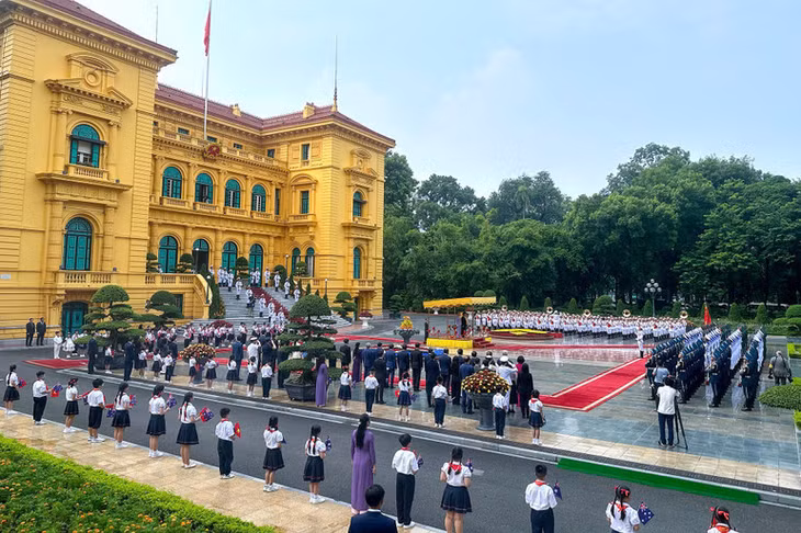 Toàn cảnh lễ đón. (Ảnh: THỦY NGUYÊN)
