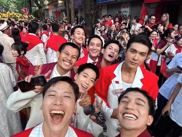 Dàn diễn viên phim Mưa đỏ chụp ảnh cùng nhau - Ảnh: FBNV