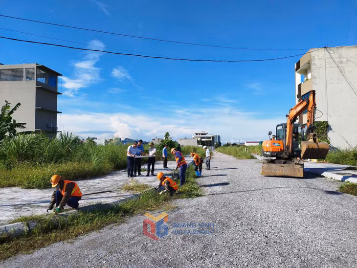Công ty CP Phát triển dự án Biển Đông tập trung thi công hoàn thiện hạ tầng dự án Đầu tư xây dựng - kinh doanh hạ tầng Khu đô thị mới Cao Xanh - Hà Khánh C (ảnh chụp ngày 15/9/2025).