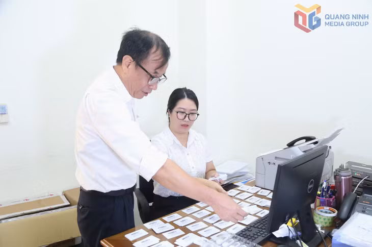 Cán bộ Văn phòng Tỉnh ủy triển khai cấp chữ ký số, mã xác thực và USB bảo mật cho các đơn vị xã, phường, đặc khu.