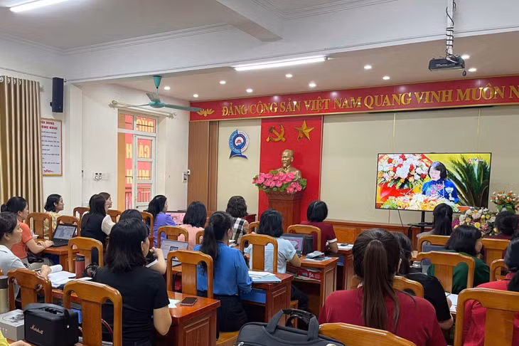 Hầu hết các phường, xã đều tổ chức cho cán bộ, người dân xem truyền hình trực tiếp Đại hội tại trụ sở UBND hoặc nhà văn hóa thôn, khu.