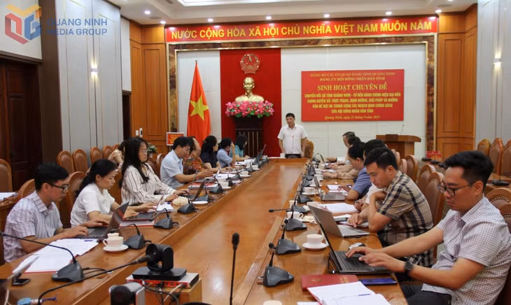 Đồng chí Nghiêm Xuân Cường, Phó Chủ tịch HĐND tỉnh, Phó Bí thư Đảng ủy, Chủ nhiệm Ủy ban Kiểm tra Đảng ủy HĐND tỉnh, phát biểu tại hội nghị.