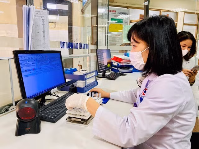 Bộ Chính trị đặt mục tiêu đến năm 2030, người dân được miễn viện phí ở mức cơ bản. Trong ảnh là cán bộ y tế đang làm nhiệm vụ. Ảnh: Thùy Linh