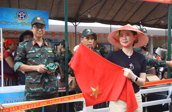 Chị Nguyễn Thị Thuỳ, Việt kiều Nhật Bản về nước xem diễu binh. Ảnh: Hoàng Xuyến - Cao Thơm