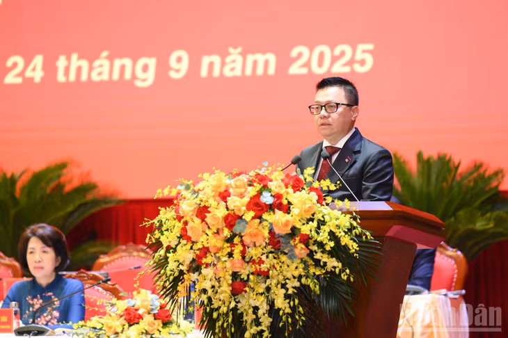 Đồng chí Lê Quốc Minh, Ủy viên Trung ương Đảng, Ủy viên Ban Thường vụ Đảng ủy các cơ quan Đảng Trung ương, Bí thư Đảng ủy Cơ quan, Tổng Biên tập Báo Nhân Dân trình bày tham luận tại Đại hội với chủ đề: “Xây dựng Báo Nhân Dân là cơ quan báo chí mẫu mực của Đảng, Nhà nước và nhân dân trong kỷ nguyên mới”. (Ảnh: THẾ ĐẠI)