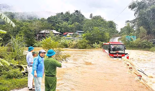 Toàn bộ người trên xe khách bị mắc kẹt giữa dòng nước lũ đã được giải cứu kịp thời. Ảnh: Trần Kế.