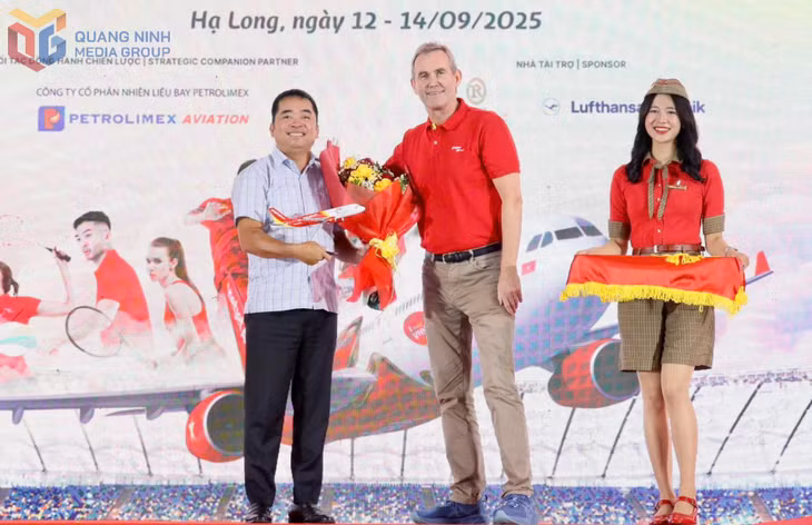 Đại diện Vietjet tặng hoa và quà tri ân ngành văn hoá, thể thao, du lịch Quảng Ninh đã đăng cai tổ chức.