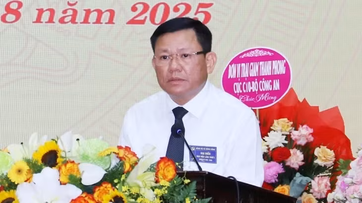 Ông Nguyễn Văn Thi, Phó chủ tịch thường trực UBND tỉnh Thanh Hóa, phát biểu tại Đại hội đảng bộ xã Nông Cống lần thứ nhất, nhiệm kỳ 2025-2030, ngày 19-8 - Ảnh: Cổng thông tin điện tử tỉnh Thanh Hóa