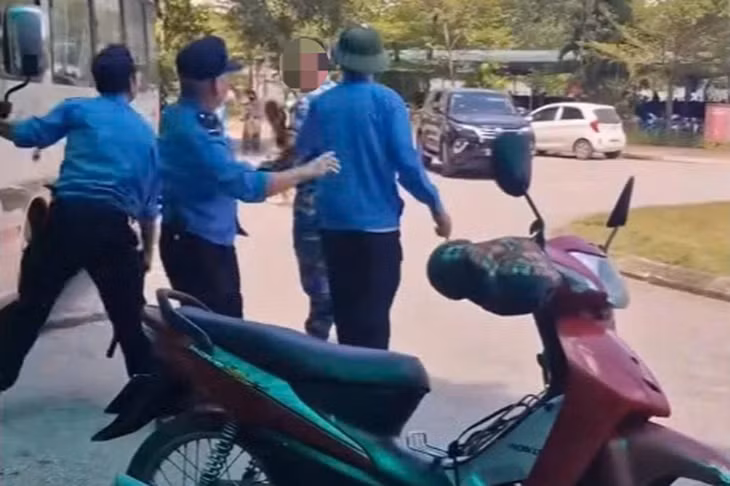 Hình ảnh ghi lại nam thanh niên bị bảo vệ bệnh viện dùng gậy để hành hung. Ảnh: Cắt từ clip