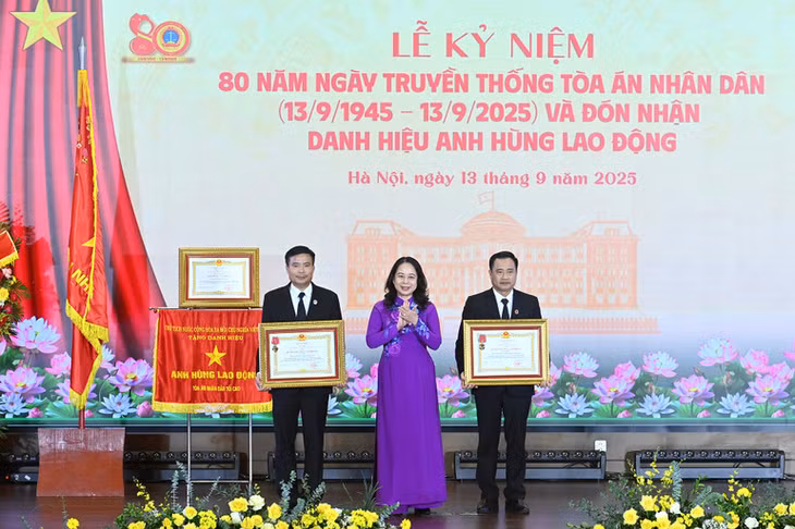 Phó Chủ tịch nước Võ Thị Ánh Xuân trao Huân chương Lao động hạng Nhất tặng Tòa án nhân dân thành phố Hà Nội và Tòa án nhân dân Thành phố Hồ Chí Minh. (Ảnh: ĐĂNG KHOA)