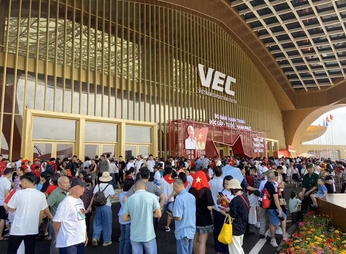 Hàng ngàn người trước các cửa vào nhà triển lãm Kim Quy xem Triển lãm thành tựu đất nước sáng 2/9 - Ảnh: T.ĐIỂU
