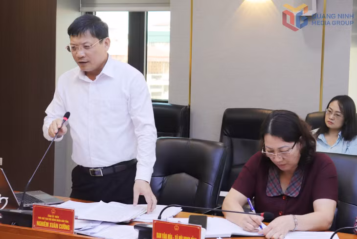Đồng chí Nghiêm Xuân Cường, Phó Chủ tịch HĐND tỉnh phát biểu tại cuộc họp.