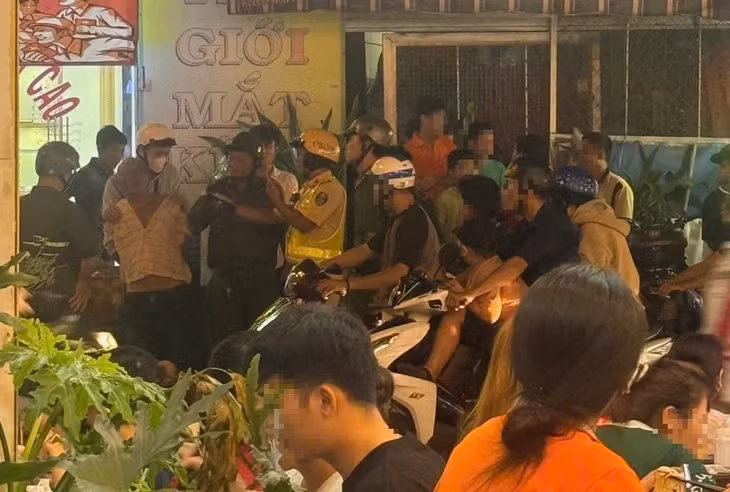 Người đàn ông chống người thi hành công vụ bị khống chế - Ảnh cắt từ clip