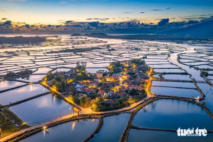 Hình ảnh thật đẹp khi hoàng hôn vừa buông, nhà trong thôn lên đèn. Ảnh: HUỲNH LÊ VIỄN DUY