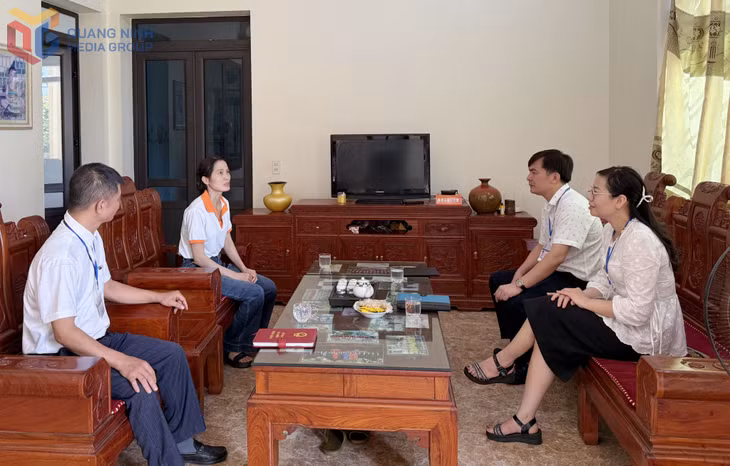 Cán bộ Ủy ban MTTQ phường Mạo Khê trò chuyện, trao đổi công việc với cán bộ làm công tác Mặt trận khu Xuân Viên 4, phường Mạo Khê.