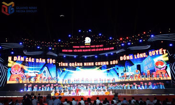 Các ca sĩ Hoàng Bách, Phạm Thuỳ Dung, Tuấn Anh cùng vũ đoàn khép lại chương trình nghệ thuật với ca khúc "Việt Nam ơi mùa xuân đến rồi".