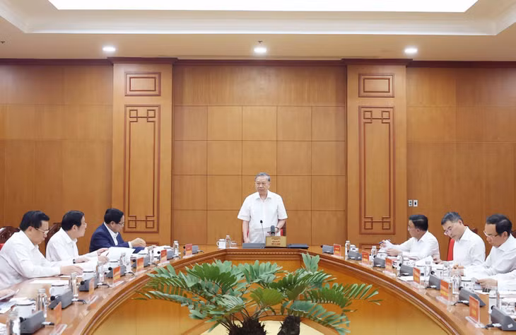 Tổng Bí thư đề nghị Tiểu ban Văn kiện và các tiểu ban tiếp tục nỗ lực, cố gắng, khẩn trương hoàn thiện các văn bản theo tinh thần của buổi làm việc. (Ảnh: TTXVN)