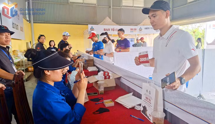 Các VĐV làm thủ tục nhận số, áo... chuẩn bị cho giải.