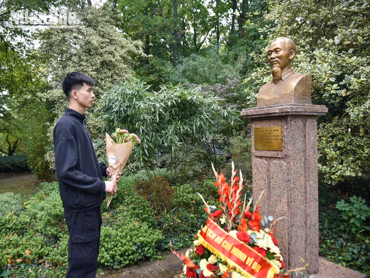 Anh Bùi Hữu Thế Anh dâng hoa tại tượng Bác, bày tỏ lòng biết ơn và trách nhiệm với Tổ quốc. (Ảnh: MINH DUY)