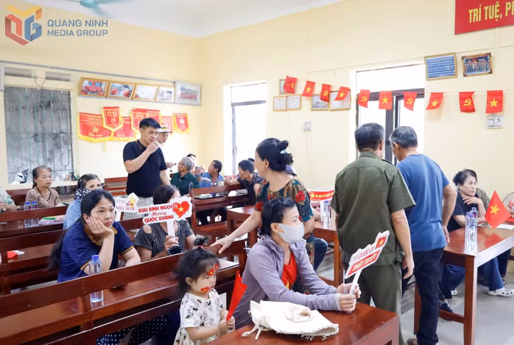 Nhiều địa phương thiết kế các hashtag cầm tay với các khẩu hiệu thể hiện tình yêu nước, tinh thần ngày Quốc khánh để người dân check-in, chụp ảnh lưu niệm. Ảnh: Trần Tương (CTV).