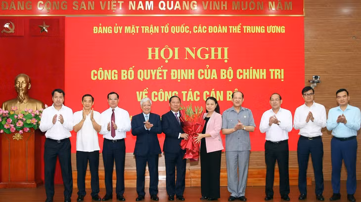 Đồng chí Đỗ Văn Chiến (thứ 4 từ trái sang) cùng đại diện lãnh đạo các đơn vị liên quan tặng hoa chúc mừng Phó Bí thư Đảng ủy Mặt trận Tổ quốc, các đoàn thể Trung ương Nguyễn Phi Long.