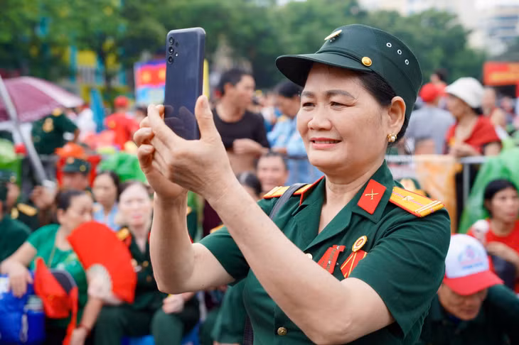 Cựu chiến binh Hoàng Thị Nga (Thái Nguyên) chia sẻ, bản thân cảm thấy được trân trọng, được ghi nhận những cống hiến trong quá trình bảo vệ Tổ quốc. Ảnh: Vũ Linh - Thiều Trang.