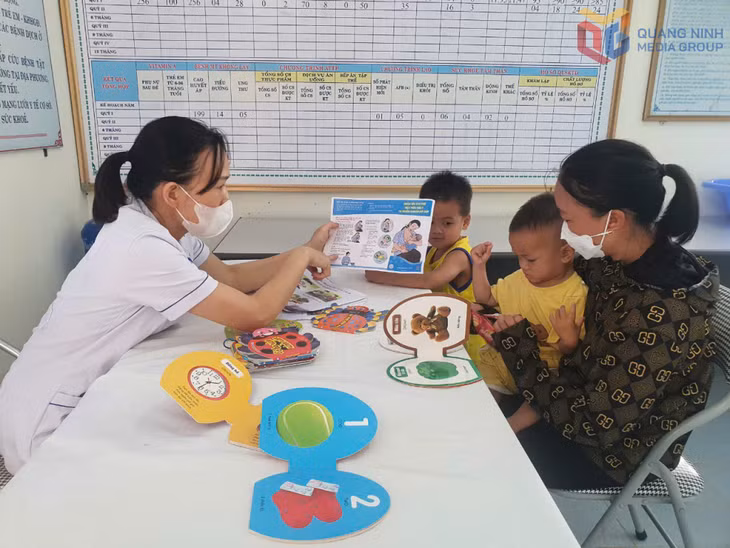 Nhân viên Trạm y tế xã Quảng Đức khám bệnh cho nhân dân